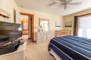Un dormitorio con una cama y un televisor de pantalla plana. en Duck Haven D3001 - Pool & Hot Tub, Easy Walk to Ocean & Sound, en Duck 43 fotos más