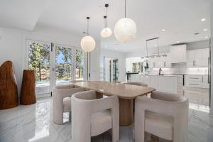 Fotografie z fotogalerie ubytování The Luxe Waterside Retreat v destinaci Jonesboro