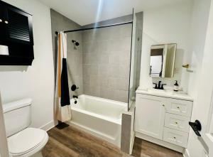 Ένα μπάνιο στο Modern LA Guest House