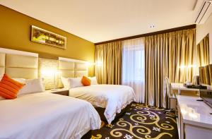 Cama ou camas em um quarto em Palm Continental Hotel
