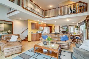 Χώρος καθιστικού στο Garage Game Room, Bar Coldwater Lake House!