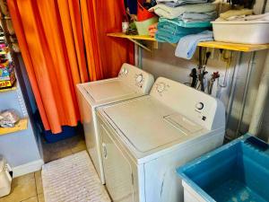 a washer and dryer sitting in a laundry room at 2 Bedroom Beachside Suite in Clearwater Beach +33 photos