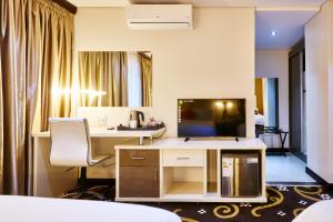 Uma TV ou centro de entretenimento em Palm Continental Hotel