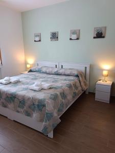 a bedroom with a bed with towels on it at Apartment Pescantina in Pescantina +8 photos