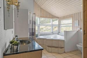 Koupelna v ubytování 0320-Romo-Dyssebjergvej-20 + 23 fotografií