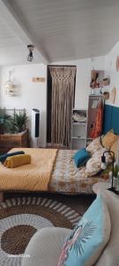 Postel nebo postele na pokoji v ubytování Studio loft au cœur du var + 29 fotografií