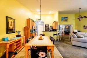 una cucina e un soggiorno con un tavolo e un divano di 3 Mi to Bethany Beach Family Home with Movie Room! a Ocean View