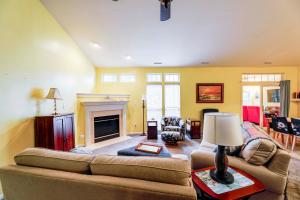 un soggiorno con divano e camino di 3 Mi to Bethany Beach Family Home with Movie Room! a Ocean View