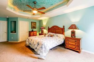 una camera da letto con un letto e un ventilatore a soffitto di 3 Mi to Bethany Beach Family Home with Movie Room! a Ocean View Altre 22 foto