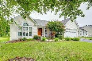 una casa bianca con una porta rossa di 3 Mi to Bethany Beach Family Home with Movie Room! a Ocean View