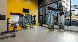 ein Fitnessstudio mit Laufbändern und Geräten in einem Gebäude in der Unterkunft Luxury 1BR Atlanta Apartment in Atlanta