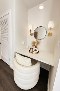 ein weißer Schreibtisch mit rundem Spiegel und Hocker in der Unterkunft Luxury 1BR Atlanta Apartment in Atlanta