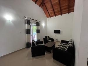 Crimple cottage في نوارا إليا: غرفة معيشة مع أريكتين وطاولة