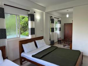 Crimple cottage في نوارا إليا: غرفة نوم بها سرير ونافذة كبيرة