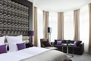 Postel nebo postele na pokoji v ubytování Steigenberger Icon Grandhotel Handelshof Leipzig + 37 fotografií
