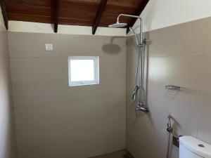 Crimple cottage في نوارا إليا: حمام مع مرحاض ونافذة +151 صورة