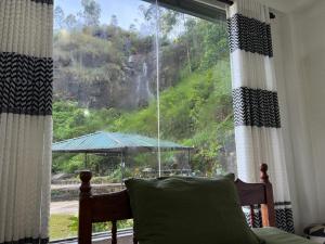 Crimple cottage في نوارا إليا: غرفة نوم مع نافذة مطلة على الجبل