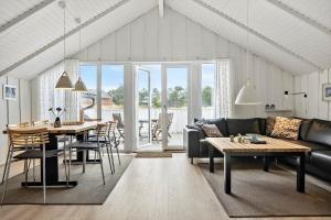 una sala de estar con un sofá y una mesa en 0278-Romo-Vestergade-3-Ap-23, en Havneby 20 fotos más