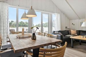 Una sala de estar con una mesa y sillas de madera. en 0278-Romo-Vestergade-3-Ap-23, en Havneby