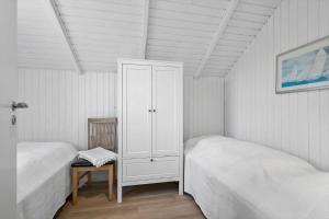 1 dormitorio pequeño con 2 camas y armario en 0278-Romo-Vestergade-3-Ap-23, en Havneby