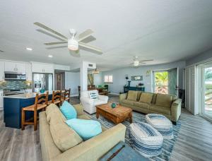 una sala de estar con un sofá y una mesa en Peaceful Beachfront 30' Deck with Sweeping Views, en Clearwater Beach
