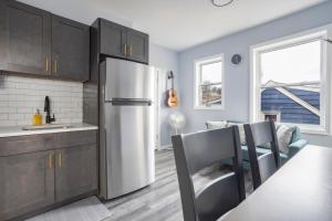 Dapur atau dapur kecil di Two BR in Lodi Pet Friendly with Laundry & Parking