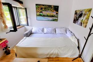 a bedroom with a large bed in a room at Sweet Home Aria in Çorovodë