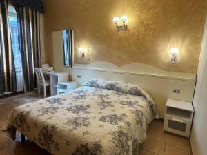 ein Schlafzimmer mit einem Bett, einem Schreibtisch und einem Tisch in der Unterkunft Near Termini station in Rom + 18 Fotos