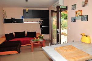 a living room with a couch and a table at Apartments " Happy villa " in Splitska