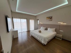 a bedroom with a large white bed with white sheets at Villa del Sur 5 min du centre in Marrakech