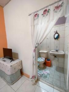 a bathroom with a toilet and a sink at Mel Homespot in Managua