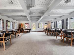een grote kamer met tafels, stoelen en ramen bij 0397-Romo-Engvej-40 in Rømø Kirkeby