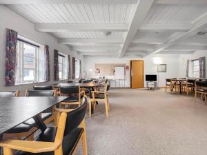 een grote kamer met tafels en stoelen en een keuken bij 0397-Romo-Engvej-40 in Rømø Kirkeby