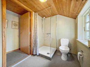 een badkamer met een toilet en een douche. bij 0397-Romo-Engvej-40 in Rømø Kirkeby +30 foto's