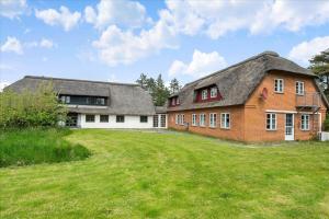 een groot bakstenen huis met een rieten dak bij 0397-Romo-Engvej-40 in Rømø Kirkeby