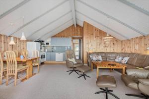 Sønderbyにある0296-Romo-Vestergade-3-Ap-72のソファとテーブルのあるリビングルーム