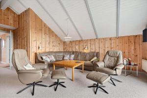 Sønderbyにある0296-Romo-Vestergade-3-Ap-72のソファと椅子とテーブルのあるリビングルーム