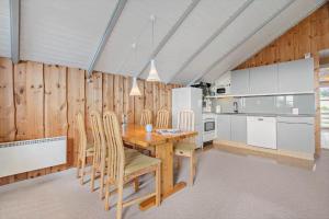 Sønderbyにある0296-Romo-Vestergade-3-Ap-72の木製のテーブルと椅子のあるキッチン +20枚の写真