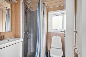 bagno con doccia e sedia bianca di 0241-Romo-Bodser-Pedersensvej-1 a Tagholm