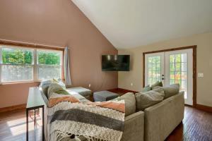 un salon avec un canapé et une télévision dans l'établissement Tranquil Heights Cabin In Hocking Hills- HOT TUB!, à Londonderry