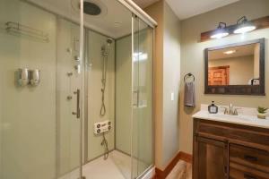 une salle de bain avec une douche en verre et un lavabo dans l'établissement Tranquil Heights Cabin In Hocking Hills- HOT TUB!, à Londonderry 48 autres photos