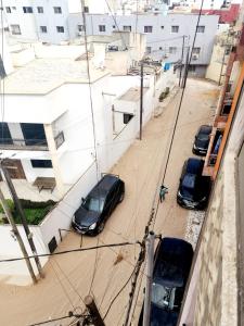 a group of cars parked on a street next to buildings at Mini Studio Calme Propre et Discrète in Dakar