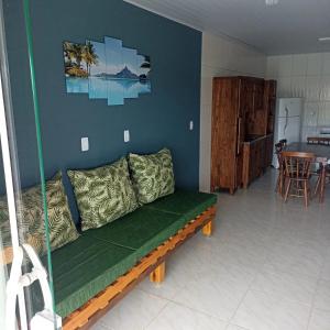 een woonkamer met een groene bank en een tafel bij Seven76Residence in Barra Velha