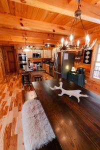 Η κουζίνα ή μικρή κουζίνα στο Sleeps 16! Luxury Cabin with Game Room & Hot Tub