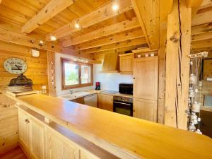 Kuchyň nebo kuchyňský kout v ubytování Chalet spacieux proche pistes et centre, animaux acceptés et parking - FR-1-505-75