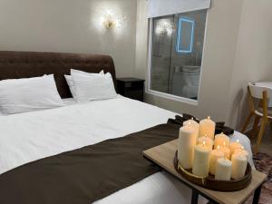 1 dormitorio con 1 cama con velas sobre una mesa en Wot Luxury Gold Center, en Arad