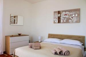 a bedroom with a bed with two towels on it at Florence House in Santa Caterina dello Ionio