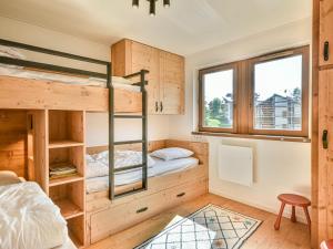a bedroom with bunk beds and a window at Spacieux T4 proche des pistes avec terrasse et parking - 6-8 pers. - FR-1-685-22 in Les Gets