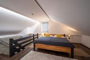 Postel nebo postele na pokoji v ubytování Apartmány Ztracená