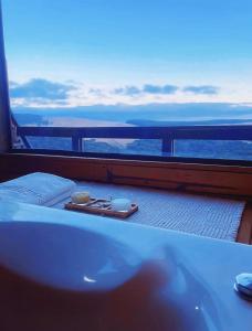 坎巴拉Canyons Chalet的船上有一张床和一个浴缸的阳台